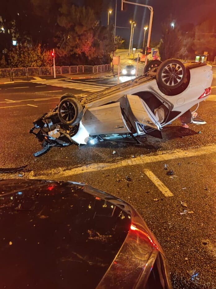 רכב התהפך (צילום: כבאות והצלה)