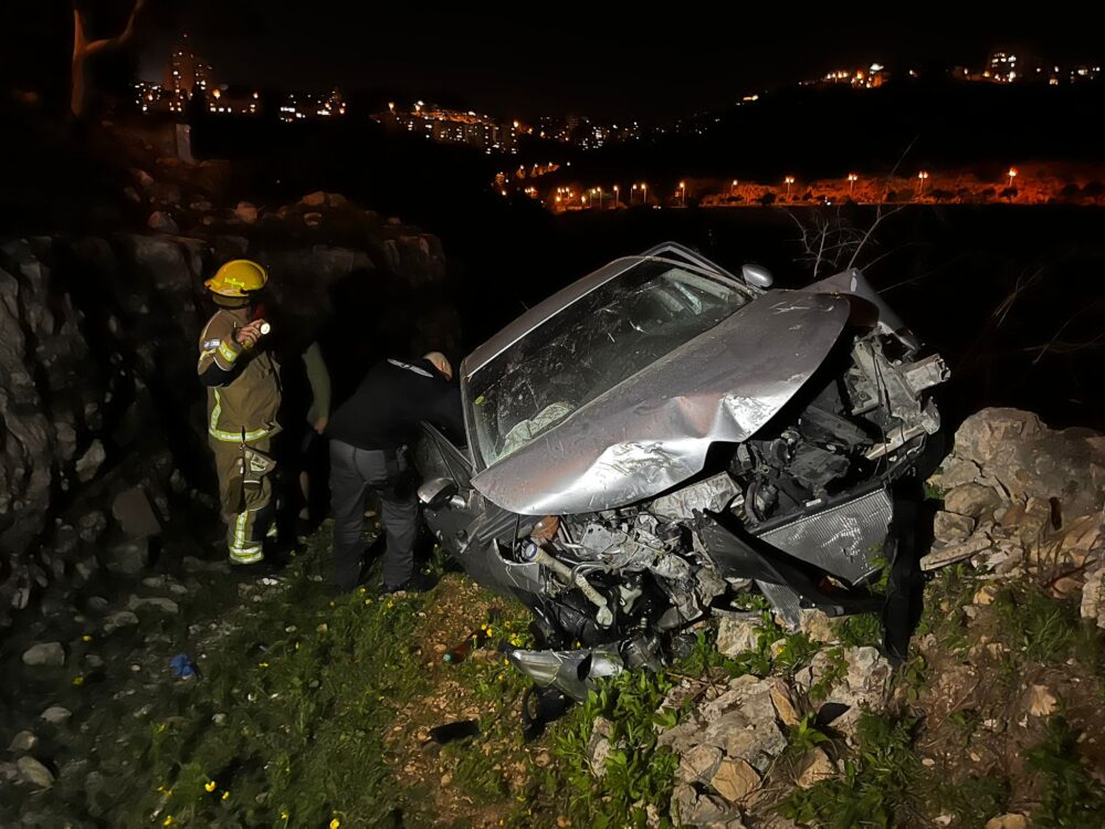 רכב הידרדר לתהום ברחוב רטנר בחיפה (צילום: כבאות והצלה)