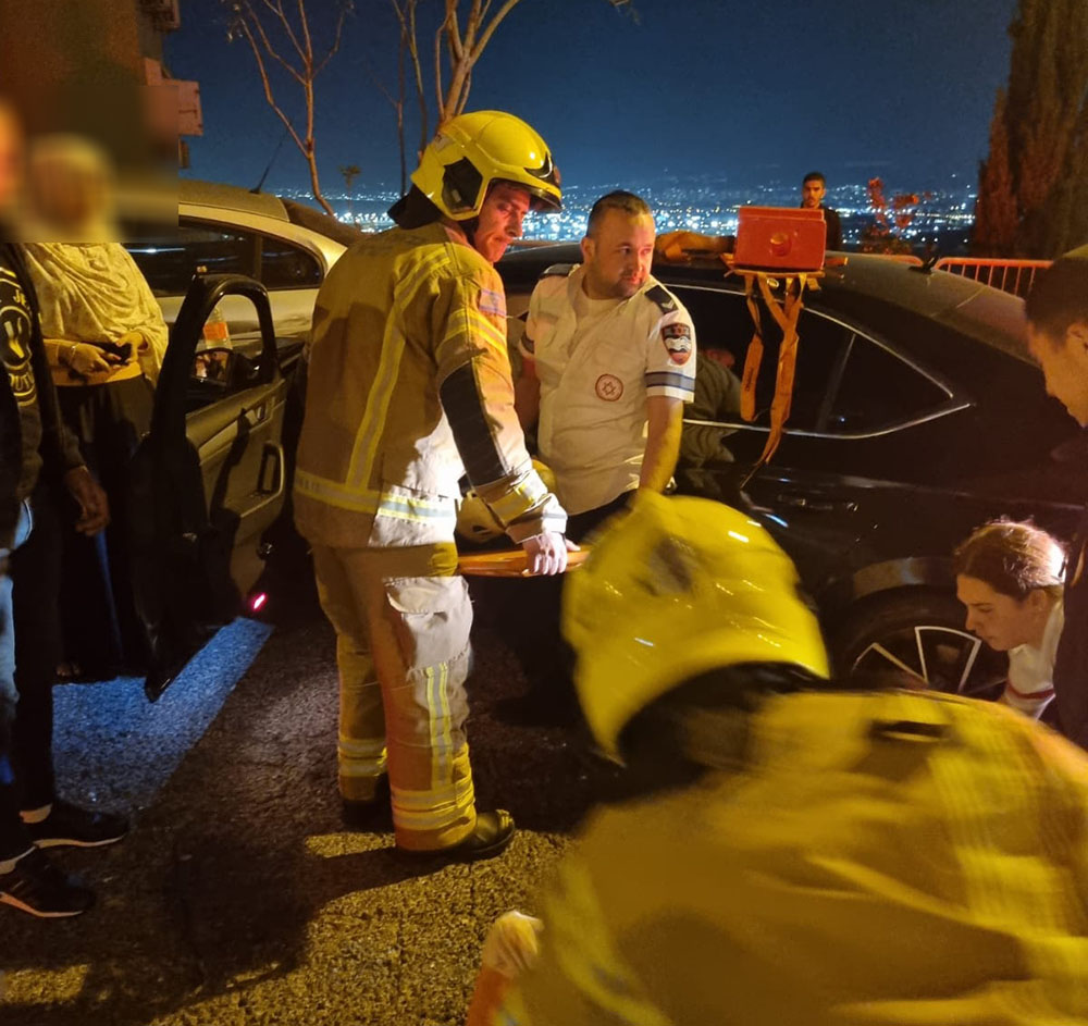 נהג התנגש בשני רכבים חונים בדרך יד לבנים בחיפה (צילום: כבאות והצלה)