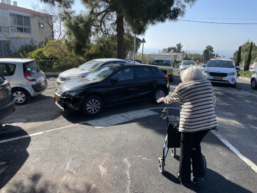 המדרכה אמנם הונגשה ע״י העירייה אבל עדיין דרושה אכיפה כנגד רכבים החוסמים את המעבר (צילום: יונתן גרשון)