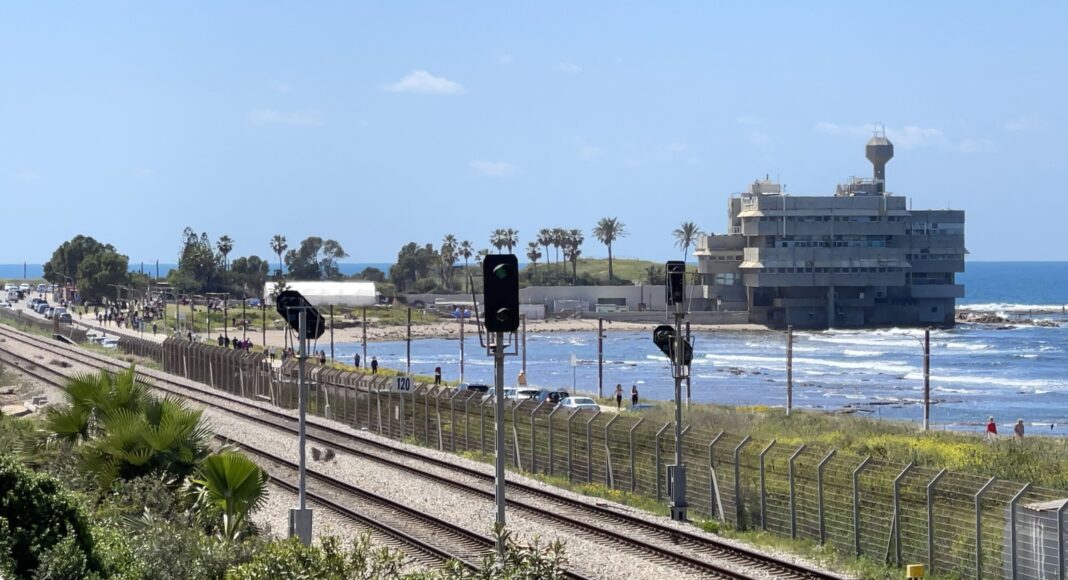 חיפה - מסילת הברזל - פסי הרכבת בין דרך אלנבי לטיילת שקמונה. ברקע - המכון לחקר הימים והאגמים (צילום: ירון כרמי)