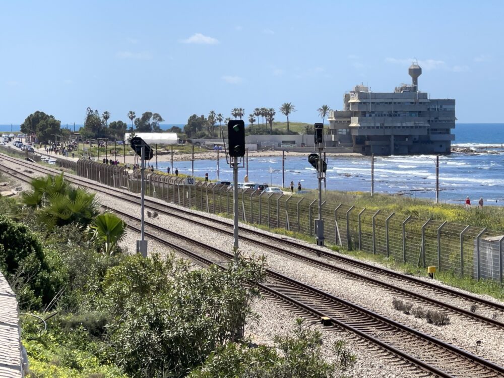 חיפה - מסילת הברזל - פסי הרכבת בין דרך אלנבי לטיילת שקמונה. ברקע - המכון לחקר הימים והאגמים (צילום: ירון כרמי)