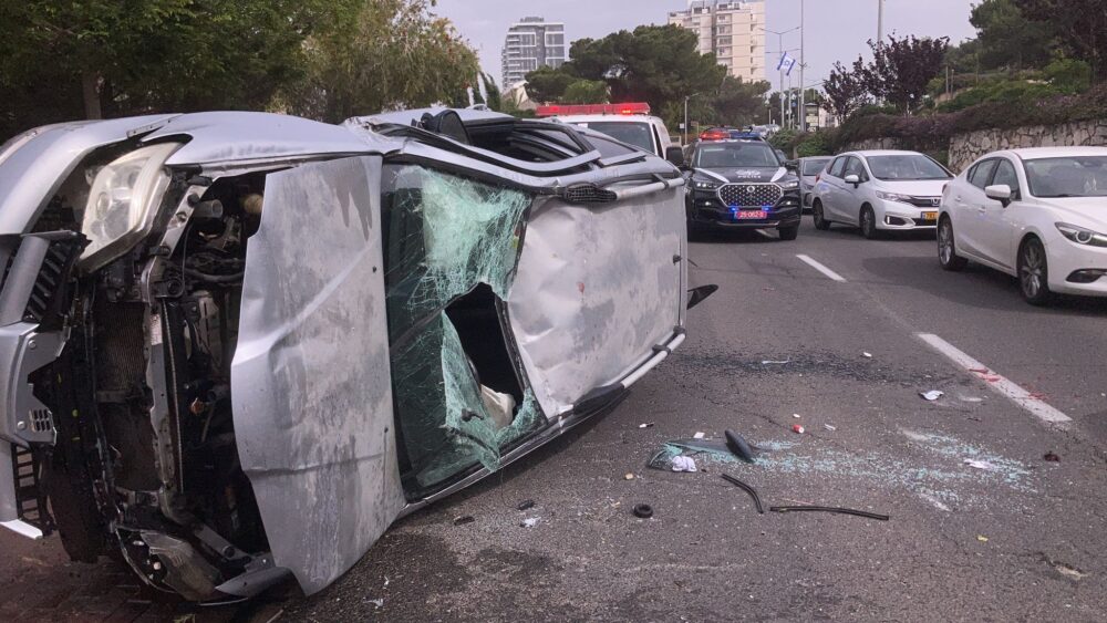 רכב התהפך בשדרות אבא חושי (צילום: כבאות והצלה)