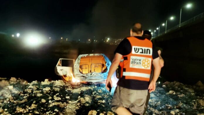 רכב עולה באש (צילום: איחוד הצלה)