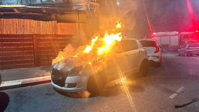 רכב עלה באש בשדרות הציונות בחיפה (צילום: כבאות והצלה)