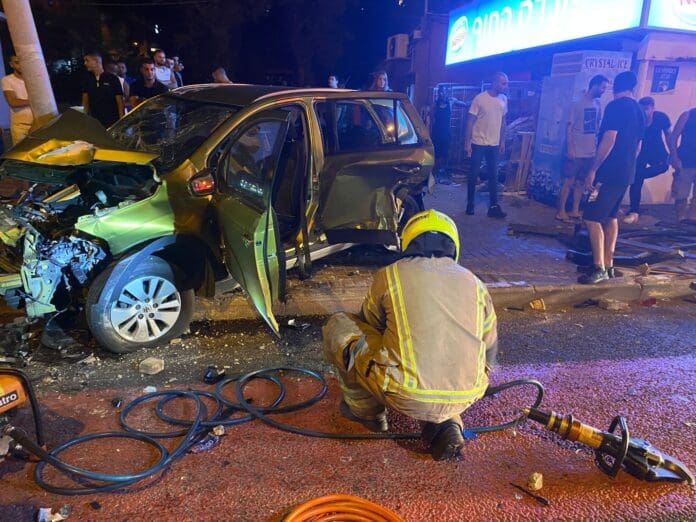 חילוץ לכודים מתאונת דרכים קשה במעורבות 3 כלי רכב בשדרות ההגנה בחיפה (צילום: כבאות והצלה)