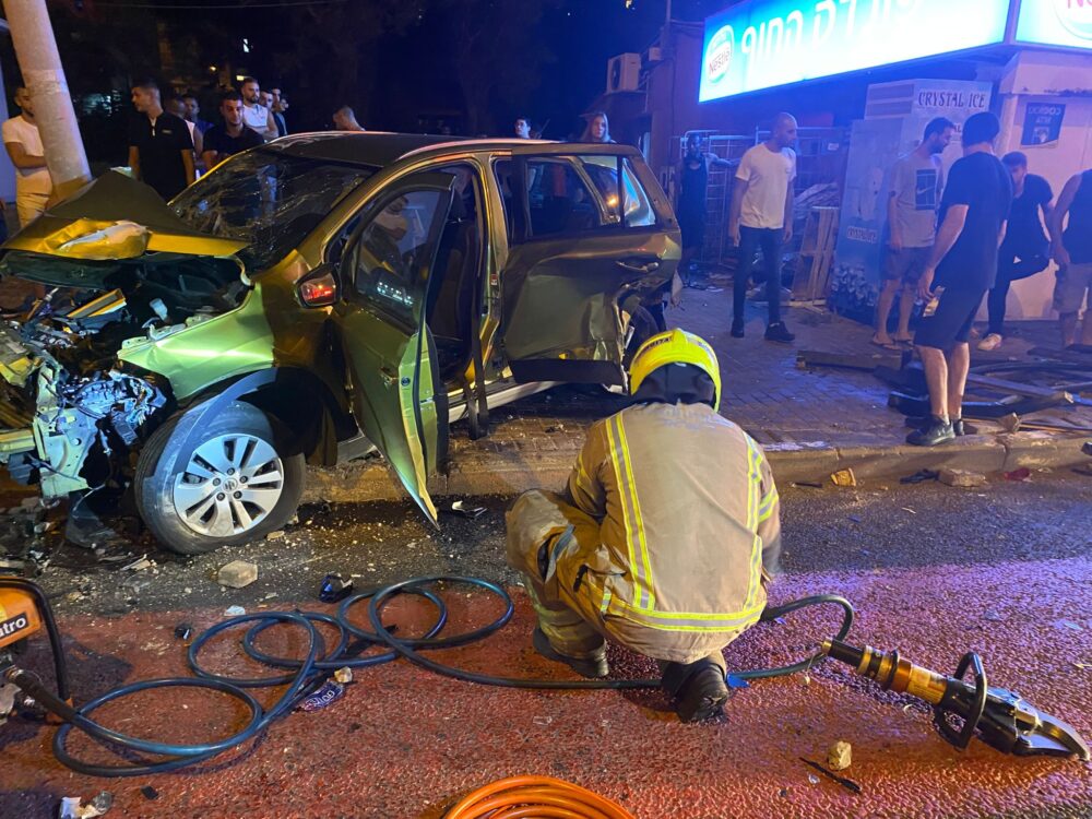 חילוץ לכודים מתאונת דרכים קשה במעורבות 3 כלי רכב בשדרות ההגנה בחיפה (צילום: כבאות והצלה)