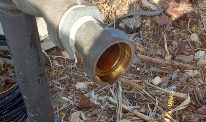 מונה המים הראשי לבניין נגנב והבניין מנותק ממים (צילום: קוראי חי פה)