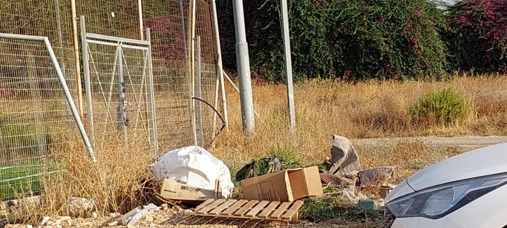 אשפה ברחובות חיפה: הזנחה וזוהמה בשטחים הציבוריים שמסביב למגרשי הספורט מצפון למרכז הקונגרסים (צילום: קוראי חי פה בשטח)