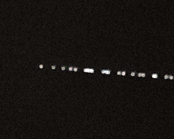 מטס לוויינים של חברת SpaceX, פרויקט Starlink מעל שמי חיפה (צילום: כהן יורם- בת גלים)