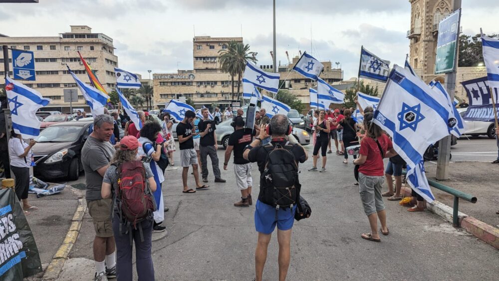 מחאה בכנס השקת קמפיין של הליכוד (צילום: מחאת העם)