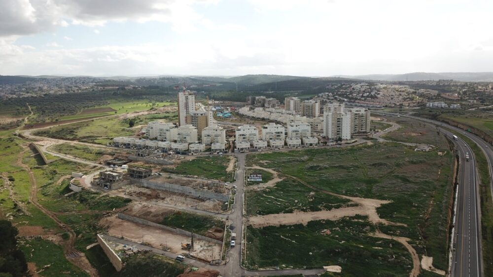 קרית אתא וברקע שפרעם (צילום: אלבום אישי)