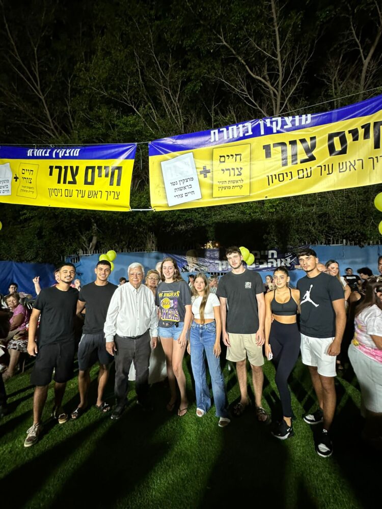 יותר מאלף איש הגיעו להרים כוסית לרגל החג במטה הבחירות של חיים צורי (צילום: חי פה בשטח)