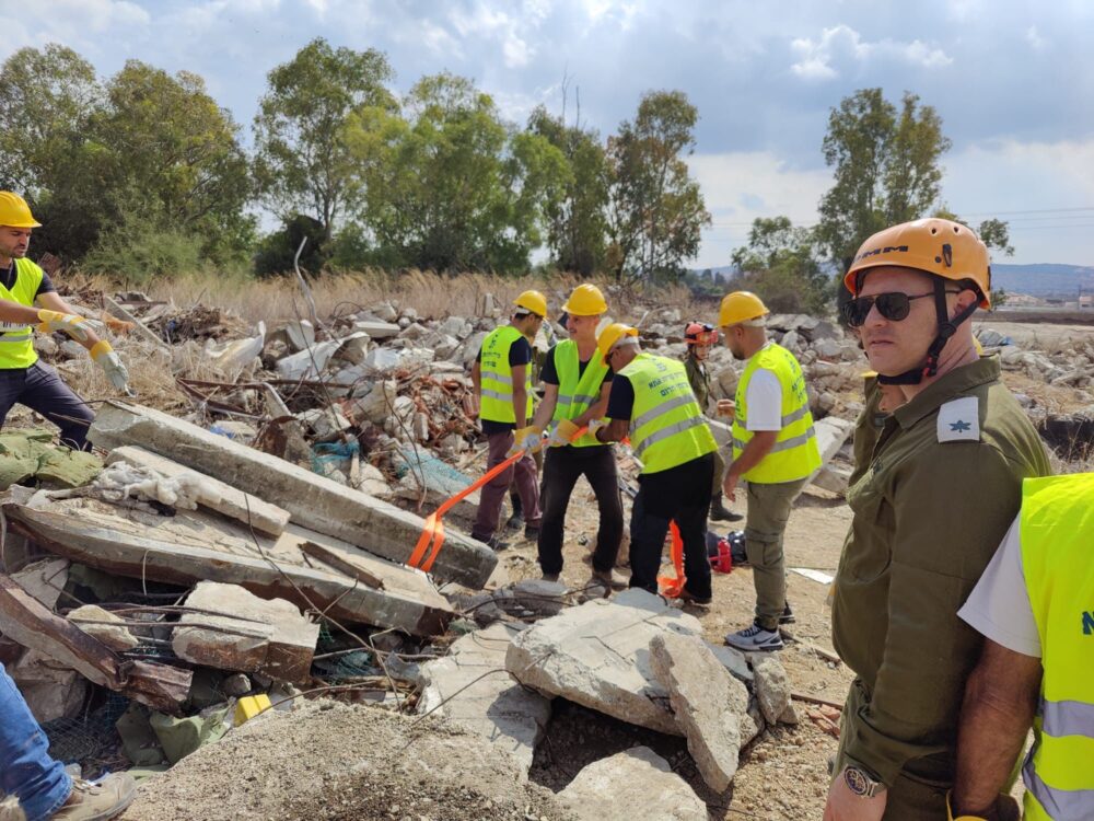 עיריית קרית אתא הקימה יחידת סיוע ראשוני ומשמר שכונה עירוני בהם מתנדבים עשרות מתושבי העיר במטרה לסייע לכוחות הביטחון הפועלים בעיר (צילום: דוברות קריית אתא)