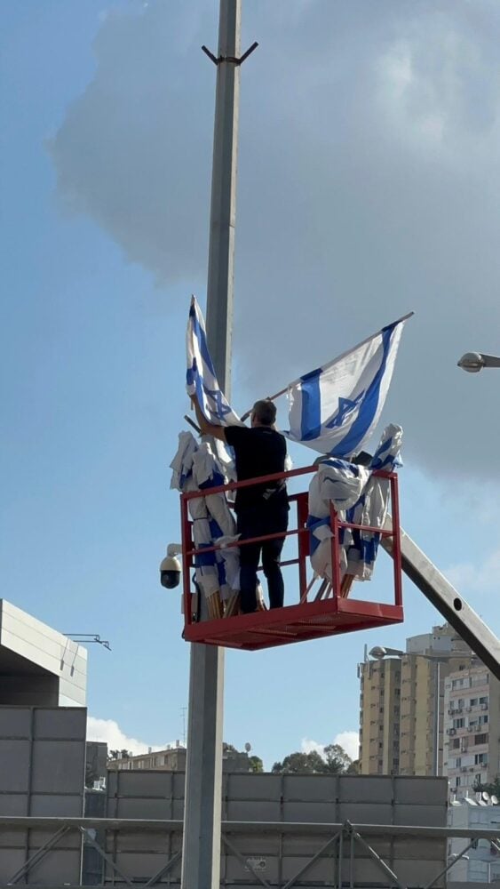 1000 דגלי ישראל נתלו בחיפה (צילום: דוברות עיריית חיפה)