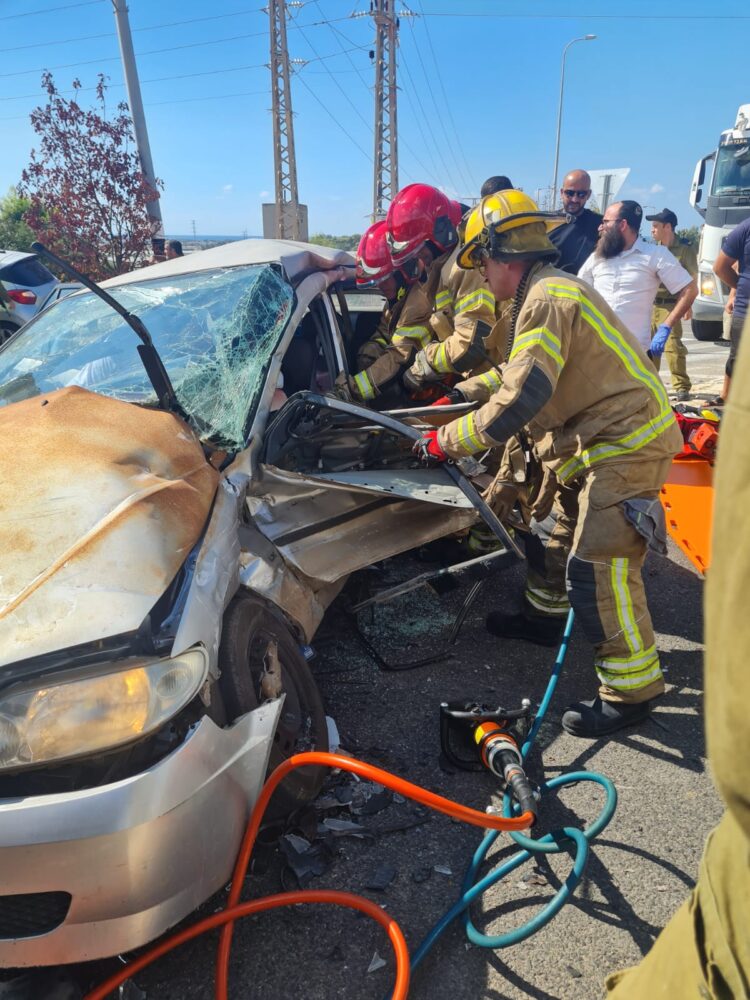 אישה בת 40 נלכדה ברכב (צילום: כבאות והצלה לישראל)