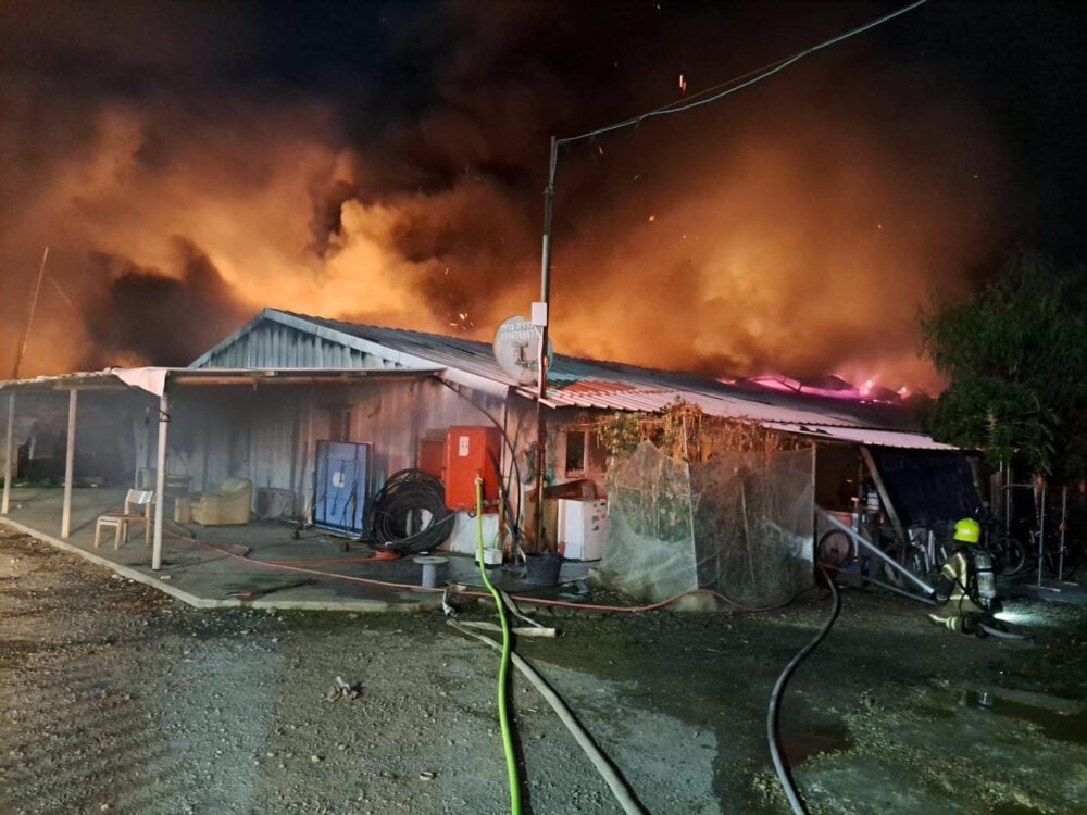 שריפת מבנים בעין כרמל (צילום: כבאות והצלה לישראל)