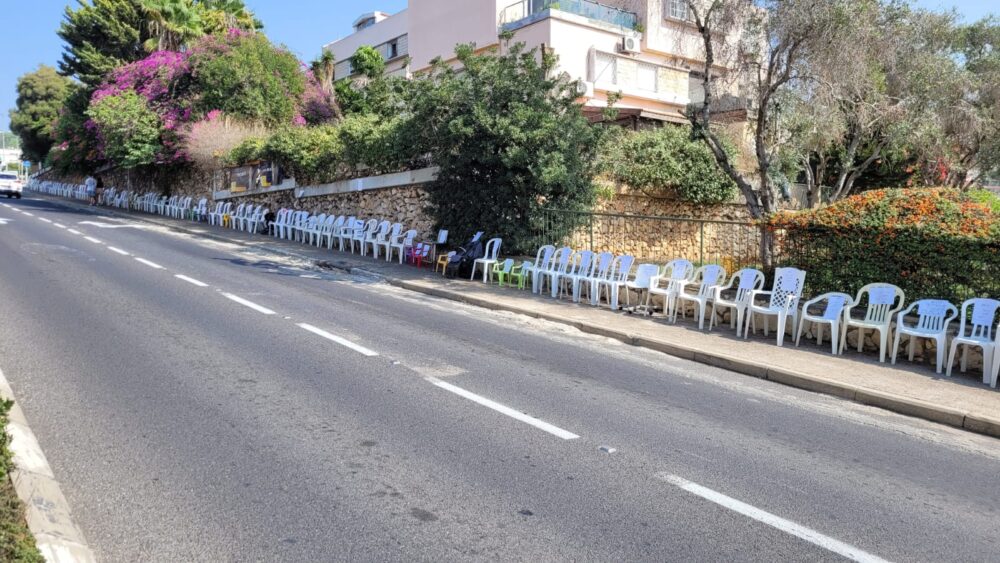 הכיסאות מחכים ריקים לחטופים בכביש פרויד (צילום: חי פה בשטח)