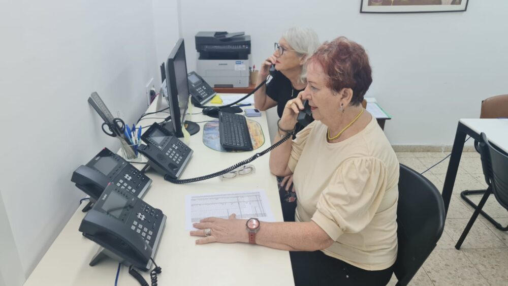 שדולת הגמלאים וקרן רוטנבר במוקד סיוע לאזרחים ותיקים