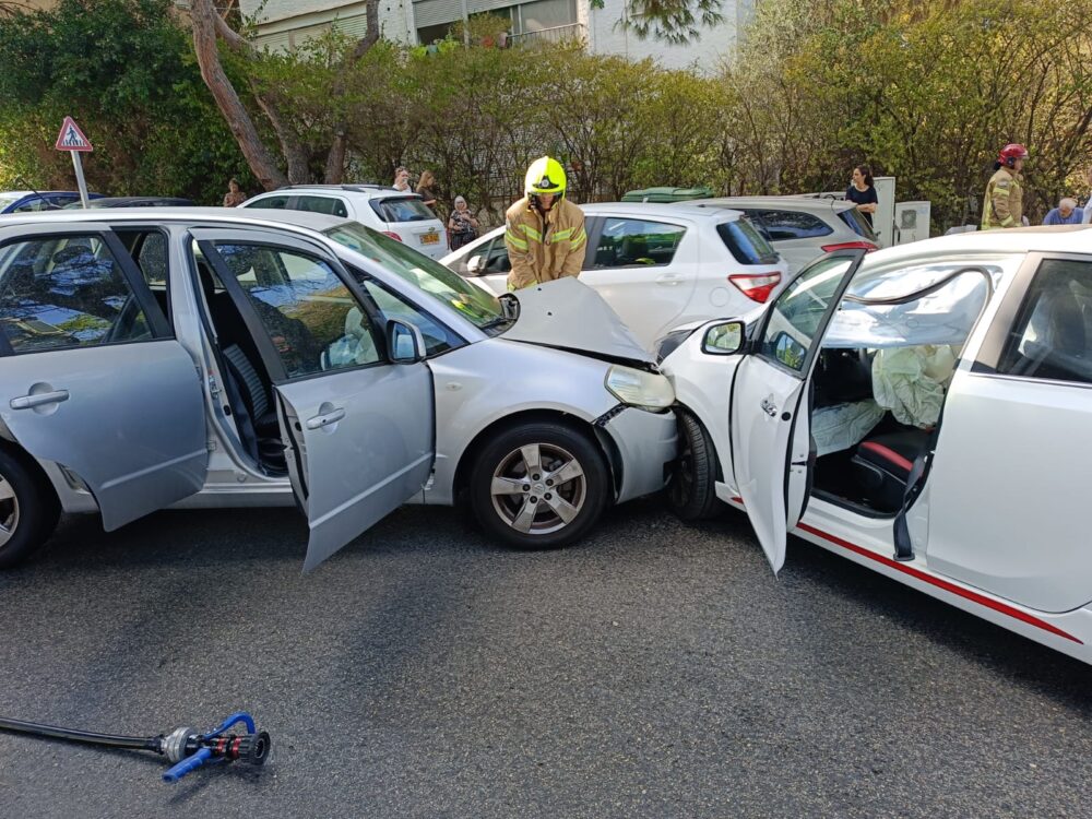 תאונה חזיתית בחיפה (צילום: כבאות והצלה)