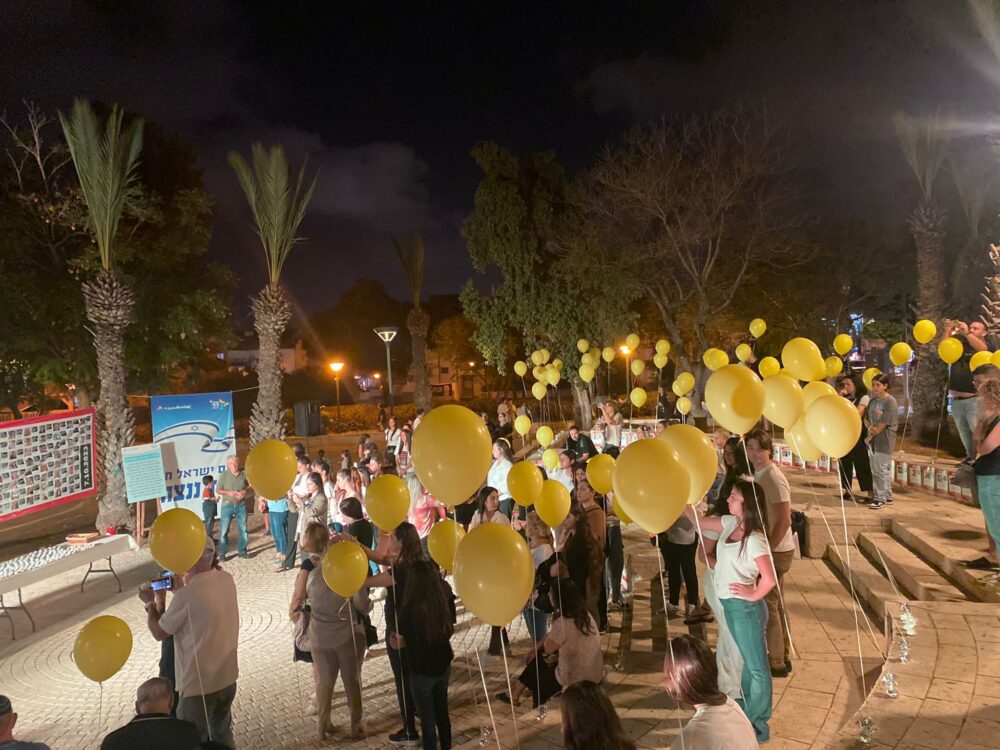 עצרת מרגשת לשחרור החטופים בעזה התקיימה בטירת כרמל (צילום: תום דוידוביץ׳, דוברות עיריית טירת כרמל)