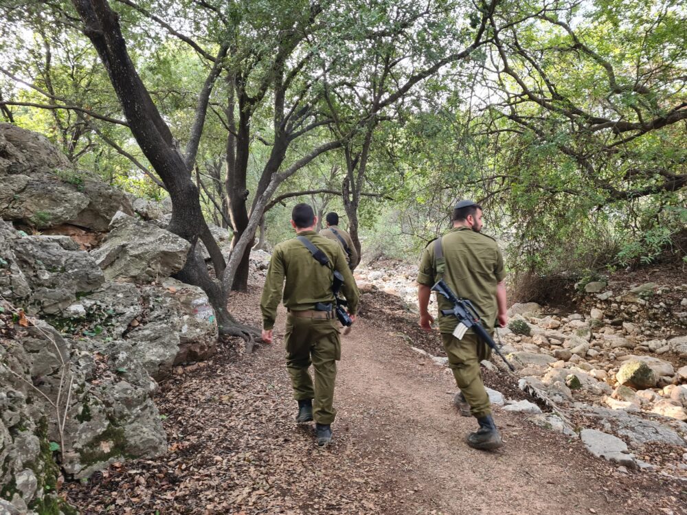 חיילי תותחנים בפארק הכרמל לאחר חודשיים מילואים בצפון (צילום: יעל הורוביץ)