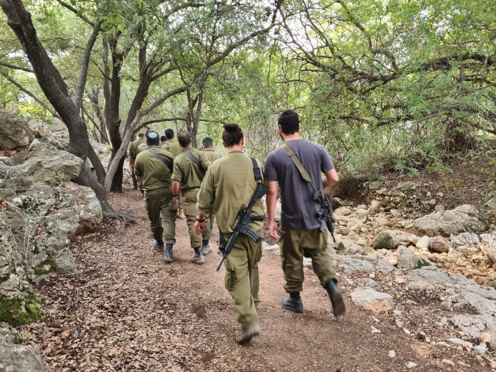 חיילי תותחנים בפארק הכרמל לאחר חודשיים מילואים בצפון (צילום: יעל הורוביץ)