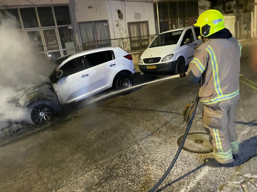 כיבוי רכב בוער ברחוב יונה בחיפה צילום: כבאות והצלה