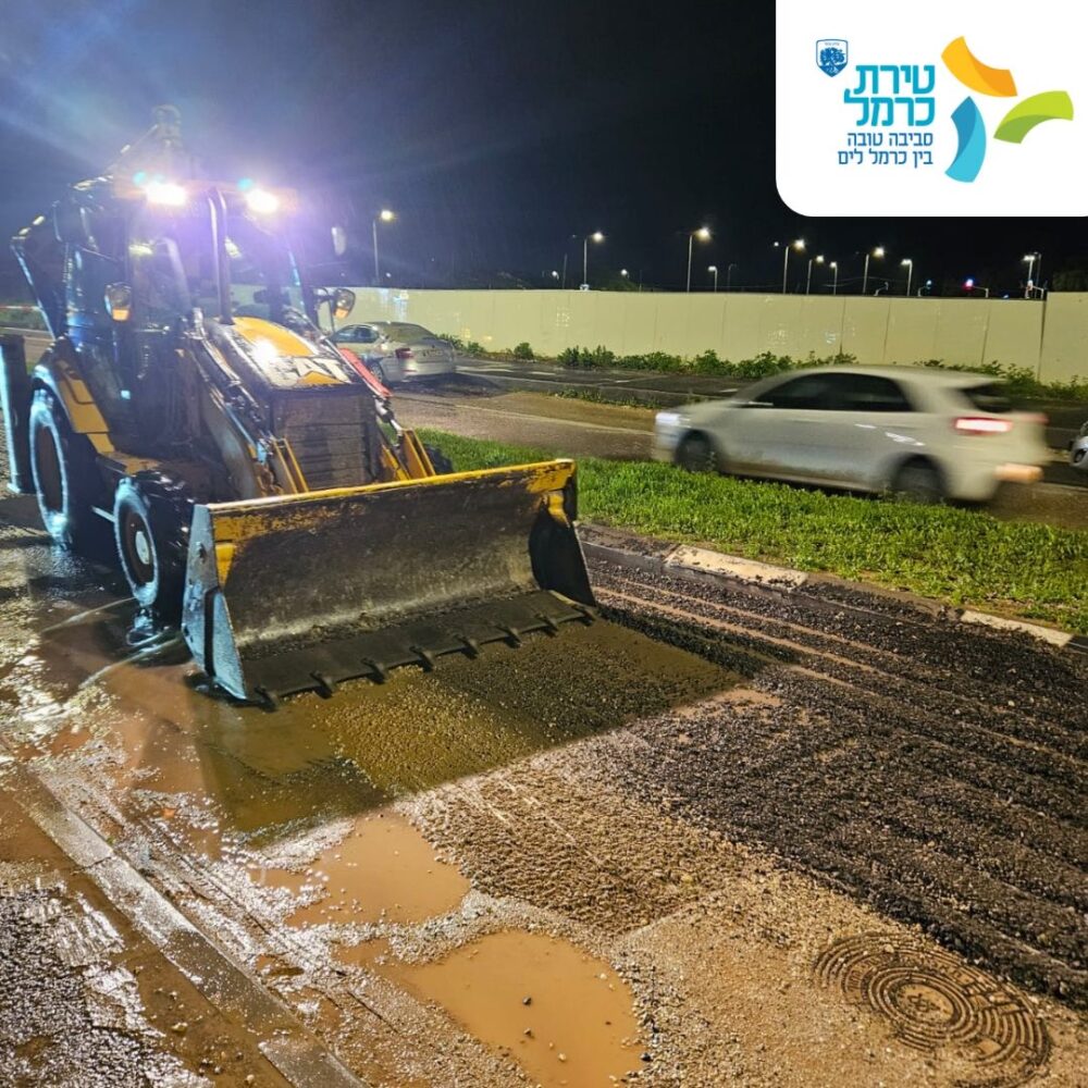 תיקון כביש שניזוק במהלך מערכת גשם אגרסיבית - טירת כרמל (צילום: עיריית טירת כרמל)