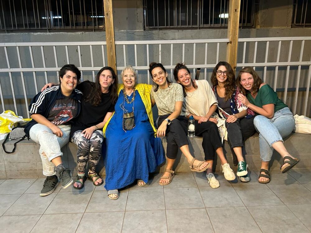 מתנדבות בשוקהילה בשכונת בת גלים (צילומים: רוז מוסטובוי ולי ארז)
