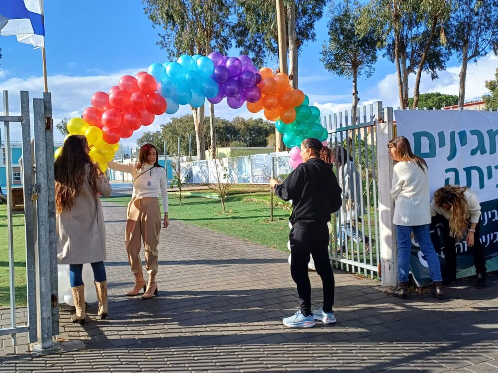 הילדים חוזרים לביה״ס המגינים בחיפה (צילום: עליזה ברקן)