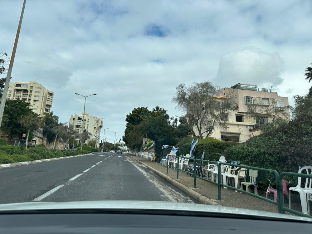 מיצג הכיסאות בכביש פרויד (צילום: חי פה בשטח)