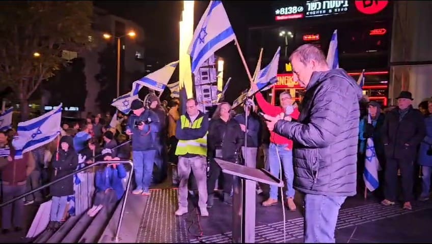 בני ברבש נואם בהפגנה בחיפה נגד ההפיכה המשטרית (צילום: מחאת העם)