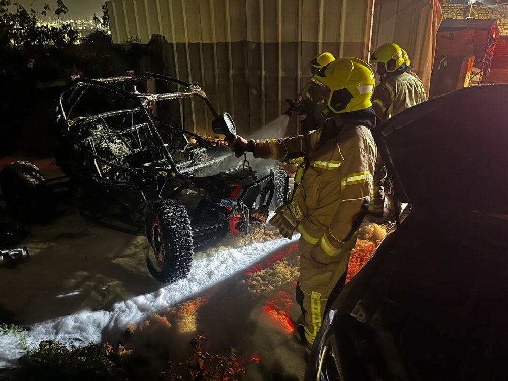 חיפה: כיבוי כלי רכב שנשרפו (צילום: כבאות והצלה)