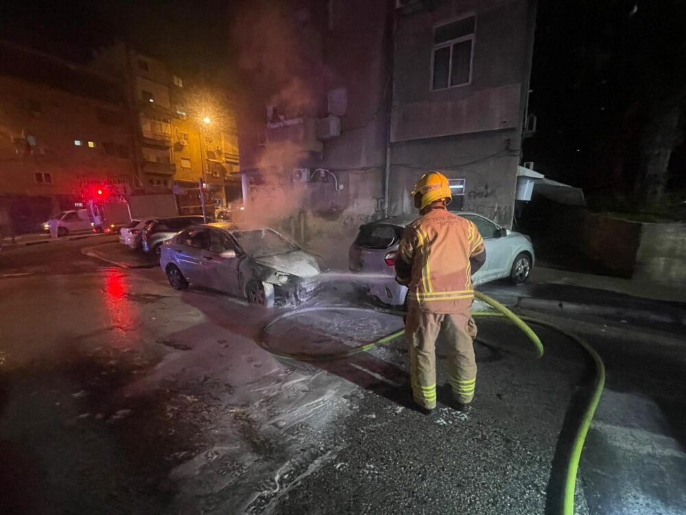 רכב עלה באש ברחוב ברזילי (צילום: כבאות והצלה)
