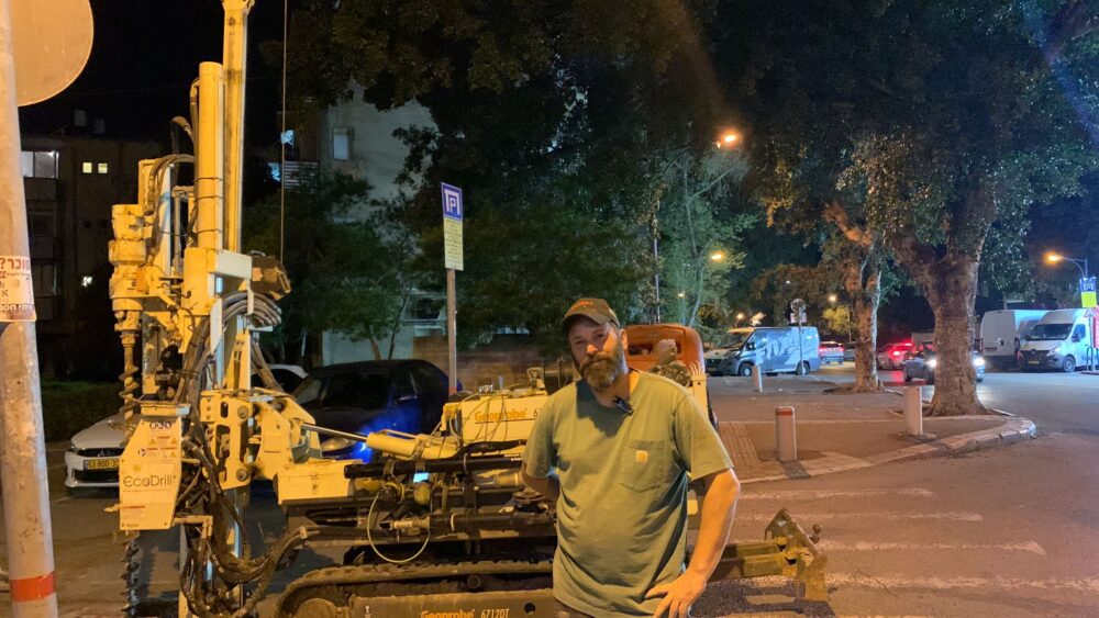 עובד קידוח קרקע של חברת אקודריל 2 באפריל 2024 צילום טל קיזמן