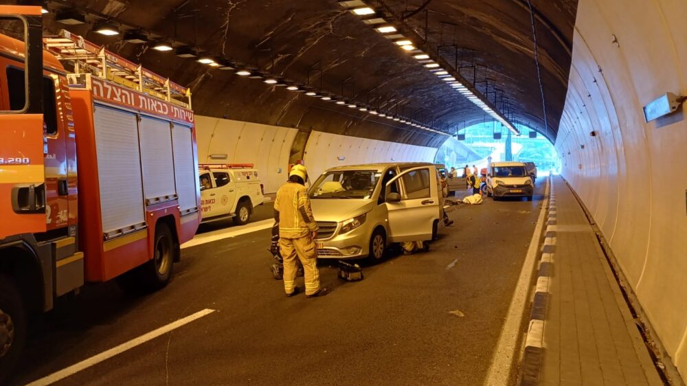 תאונה במנהרות הכרמל (צילום: כבאות והצלה)