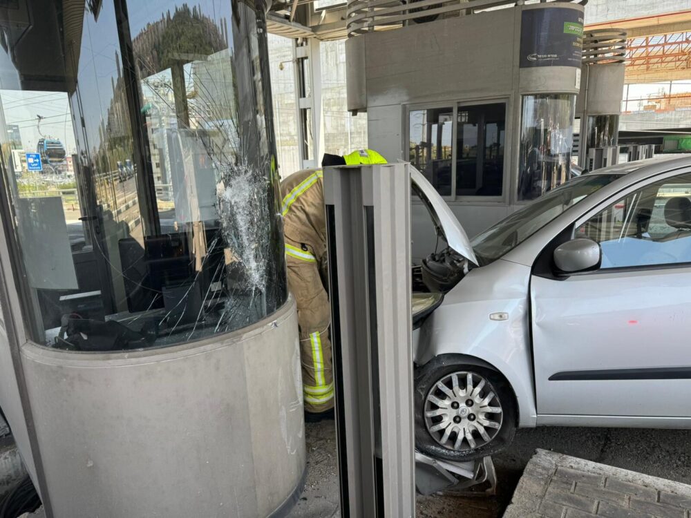 נהגת התנגשה בעמדת הקופה בכניסה למנהרות הכרמל (צילום: כבאות והצלה)