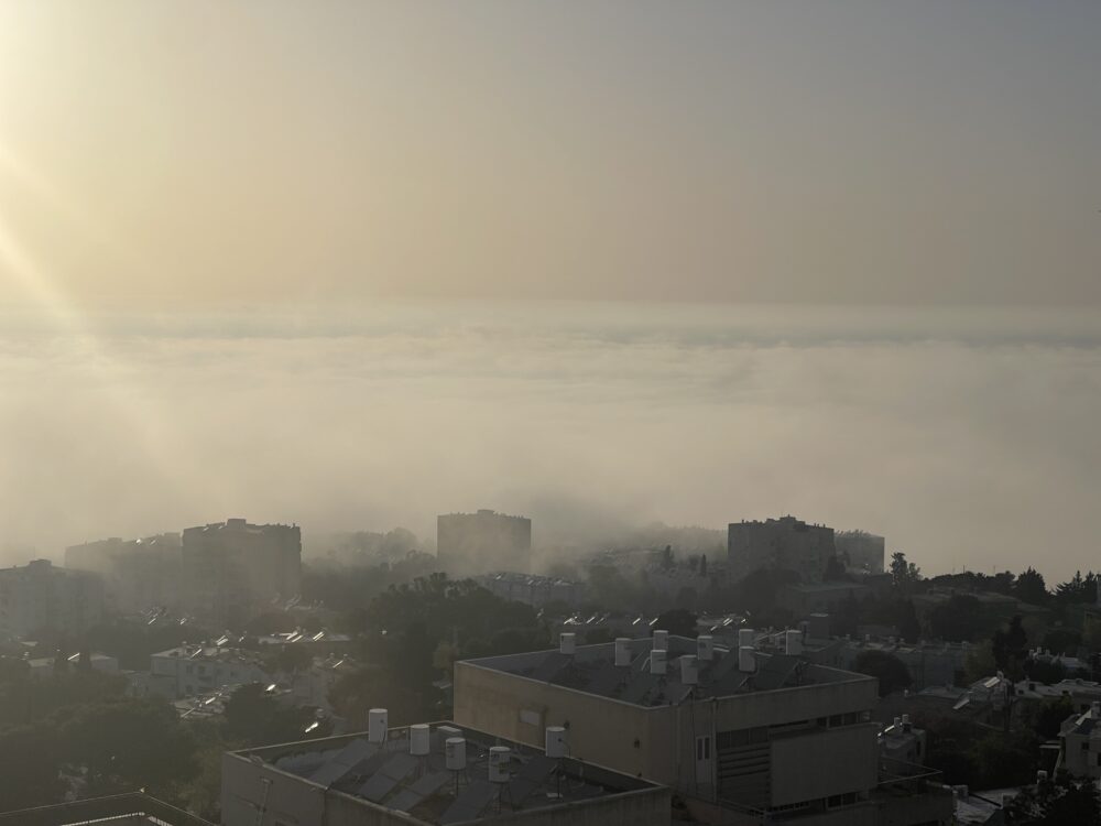 ערפל על חוף הים של חיפה (צילום: ירון כרמי)