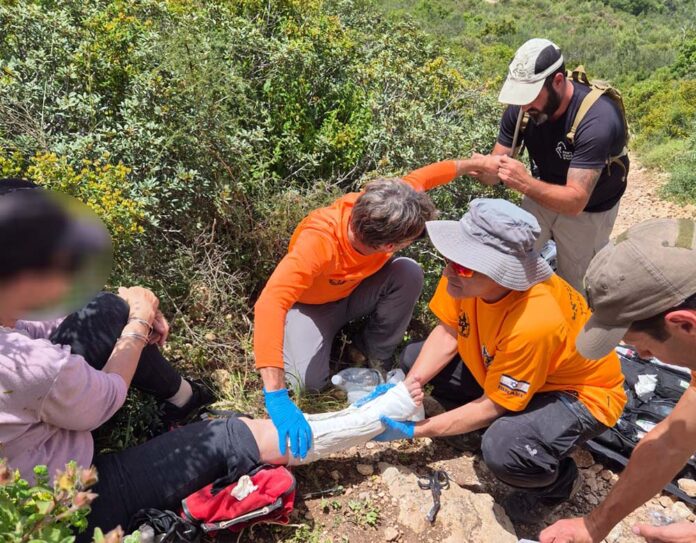 חילוץ אישה שטיילה בהר שוקף שבשמורת הכרמל (צילום: יחידת החילוץ גליל-כרמל)