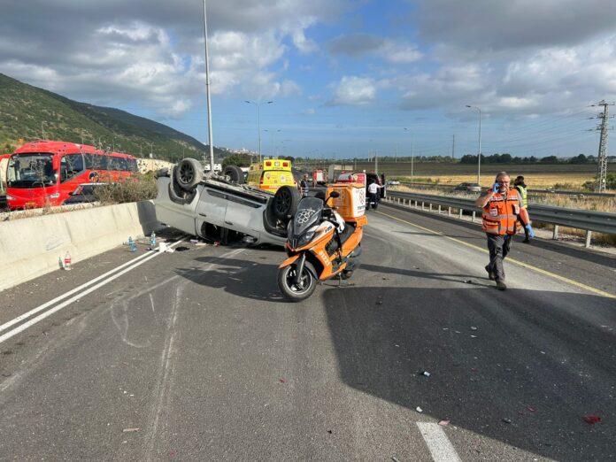 תאונת דרכים רכב הפוך (צילום: איחוד הצלה)