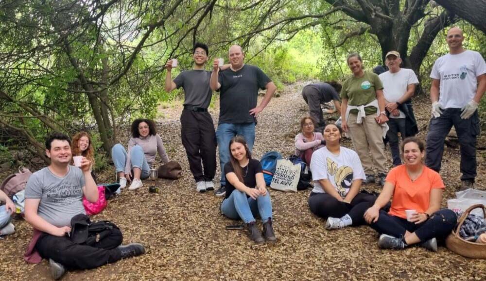 חניכים, מדריכים ותושבים - התנדבות בואדיות חיפה (צילום: ענבל חן-ברגב)