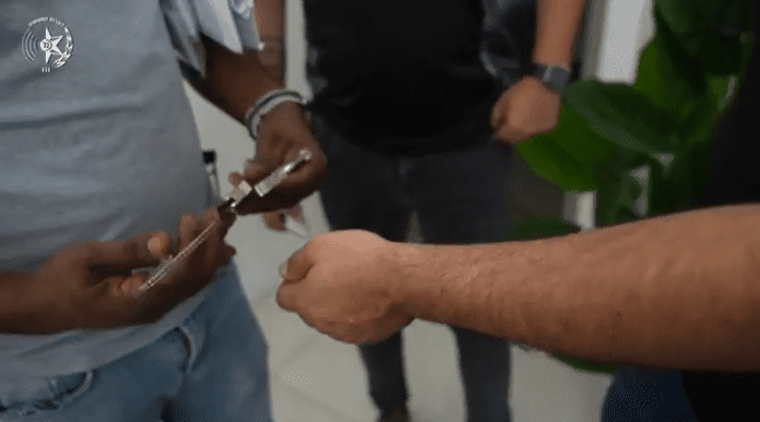 נעצרו בחשד לקשירת קשר לסחיטת שחקן מוכר מאוד ממכבי חיפה ואחרים (צילום: משטרת ישראל)