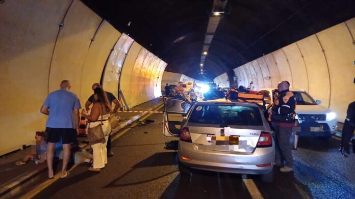 תאונת דרכים במנהרות הכרמל (צילום: כבאות והצלה)