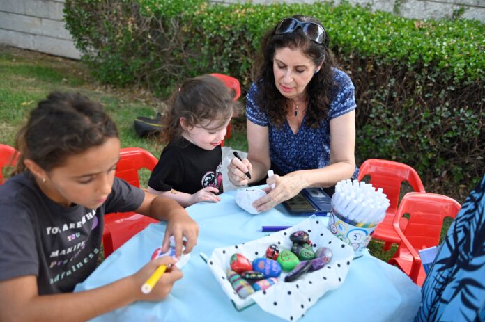 קיץ חם - פעילות בגינות הציבוריות (צילום: קרית אתא)