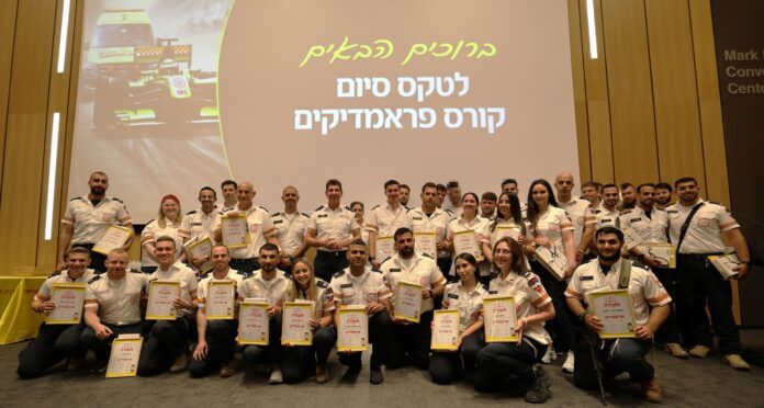 מתנדבי מד״א עובדי אל על הצילו גבר בן 74 שלקה בדום לב בדיוטי פרי בנתב״ג 25/5/26 (צילום: מד״א)